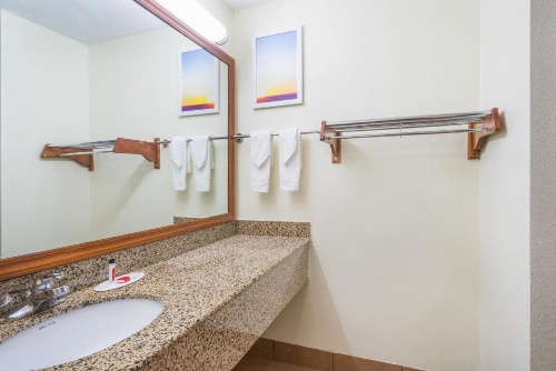Days Inn by Wyndham Raleigh Midtown image 3